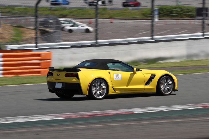 イベントの参加車両はオープンモデルが多かったのも印象的。その走りで定評のある「コルベット」と「カマロ」でも、あえてソフトトップのマシンを選ぶところにアメリカ車ライフを満喫するオーナーたちの心意気が感じられる。しかも、それでサーキット走行を楽しんでしまう豪快さもまたアメリカンだ。