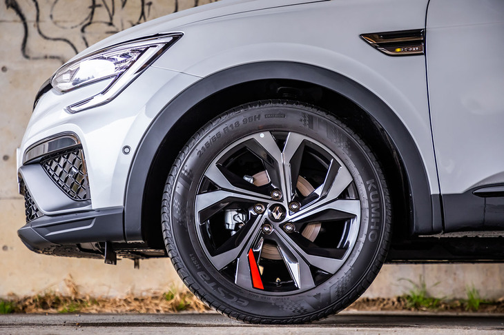 「シルバーストーン」と呼ばれる標準の18インチアロイホイールに、215/55R18サイズのタイヤを組み合わせるのは「E-TECHハイブリッド」と共通。試乗車両には「クムホ・エクスタHS51」タイヤが装着されていた。