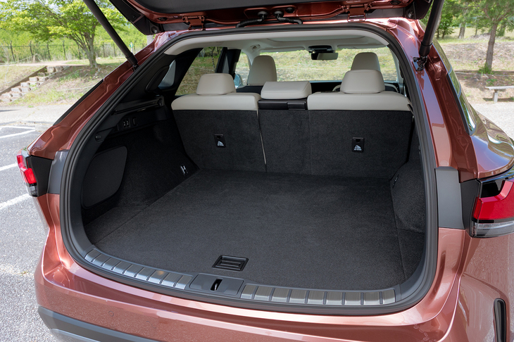 大きな駆動用バッテリー（容量18.1kWh）を搭載する「RX450h＋“バージョンL”」でも他グレードと同じ612リッターの荷室容量を確保している。