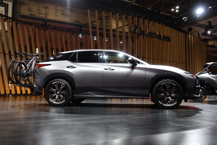 ブース内には、オフロードイメージの展示車も並んだ。写真は、未舗装路用タイヤを装着し車体後部に自転車を積んだ「レクサスRZアウトドア コンセプト」。