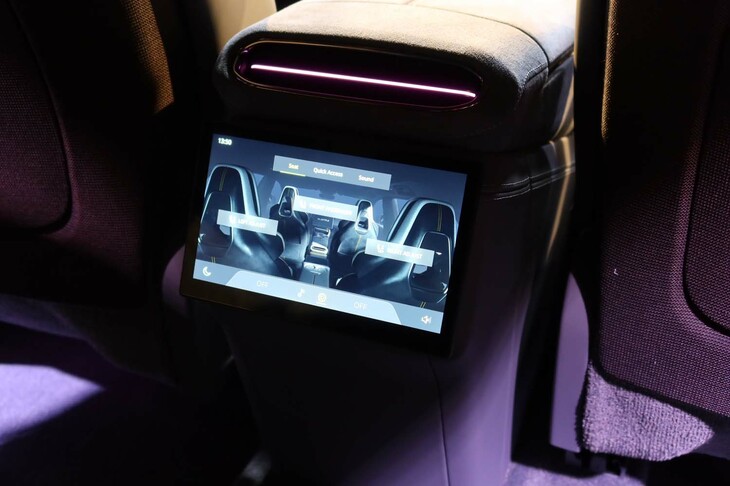 ロータス・エレトレR（リアシート用ディスプレイ）