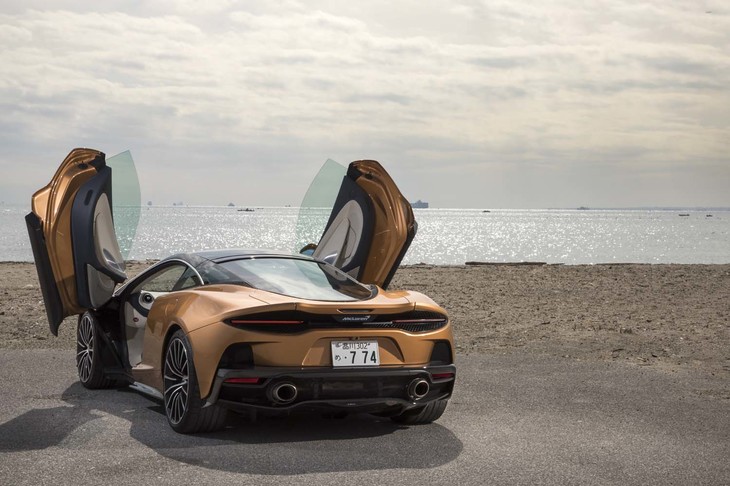 2枚の跳ね上げ式ドアを持つ「マクラーレンGT」。“半ドア”を防止するオートクローズ機能が備わる。