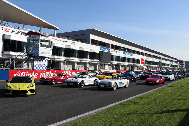 閉会式を兼ねたパレードランのため、イベントに参加したシボレー車がホームストレートに集結。先頭を飾るのは、ヘリテージ展示に参加した歴代「コルベット」だ。これだけのシボレーが集うのは、やはり公式イベントならでは。