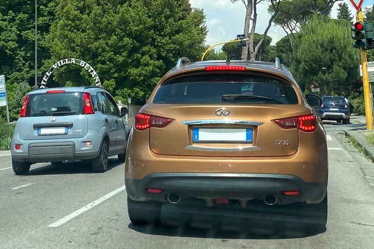 「インフィニティFX35」。5月フィレンツェ郊外にて。