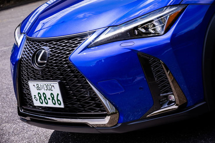 フロントまわりのデザインにも大きな変更は見受けられない。アダプティブハイビームシステムやヘッドランプクリーナー、寒冷地仕様がセットになる「三眼フルLEDヘッドランプ」は18万2600円のオプションアイテム。