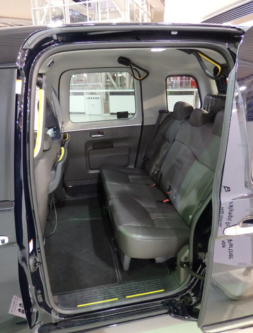 左側のスライドドアを開いた様子。後席右側の床下に、ニッケル水素バッテリーモジュールが搭載される。