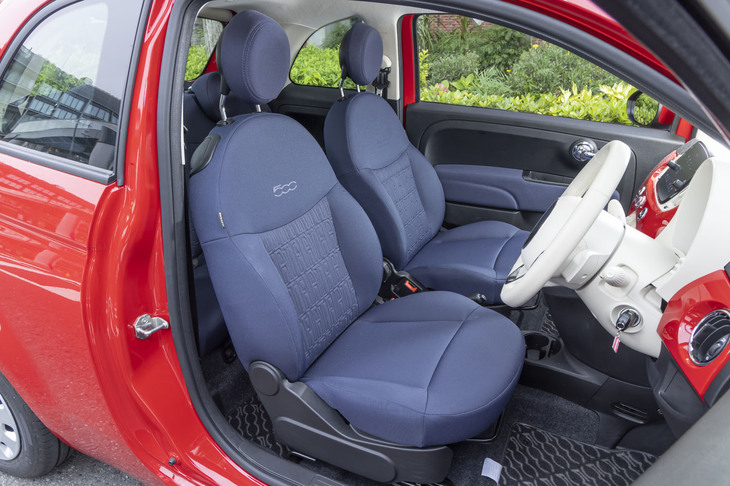 フロントシートはたっぷりとしたサイズで、車格を考えれば立派すぎるほど。ハイトコントロールがないのがちょっと残念。