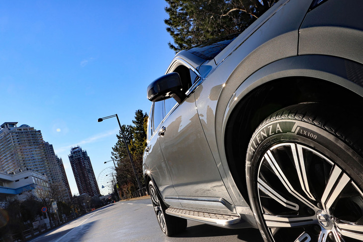 街なかでは静粛性の高さに加え、段差や荒れた舗装に遭遇した際の、路面の“いなし”も印象的だった。常にソフトでスムーズな乗り心地を保つのだ。