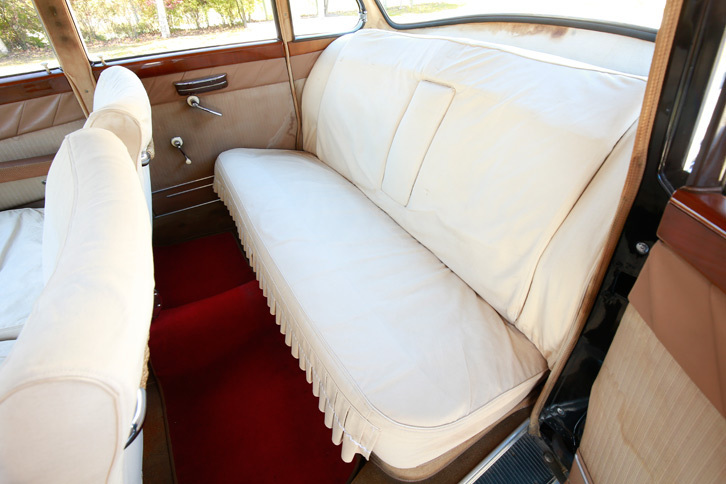 やわらかな座り心地のリアシート。峠道を攻めるようなクルマでなければ、こうした方向性のシートは現代でもアリだと思った。