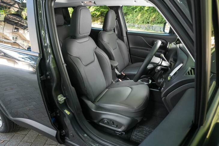 標準で装備されるレザーシート。前席はヒーター付きで、運転席には2wayのランバーサポートと8wayの電動調整機構も備わる。