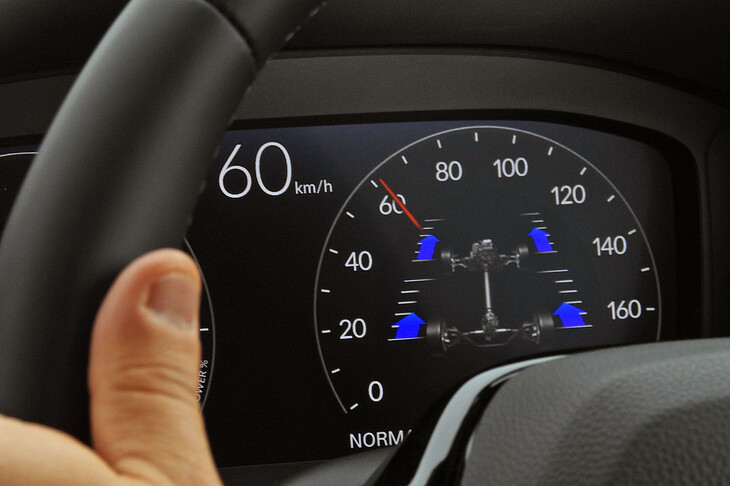 4WDシステムは従来型が前：後ろ＝6：4の固定式駆動力配分だったのに対し、現行型は6：4～5：5の間で前後の駆動力を可変制御。また従来のフィードフォワード制御に加え、ヨーレートや操舵から車両の状態を把握するフィードバック制御も採用することで、より素早く車両の挙動を安定化できるようになった。