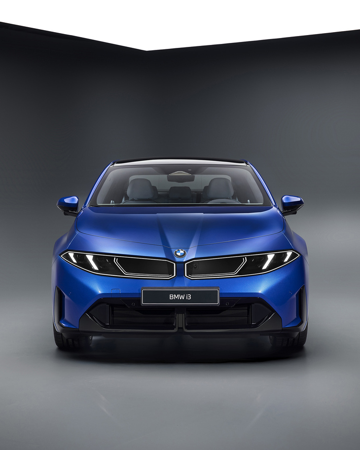 まず発表されたのは「i3 50 xDrive」の1グレードのみ。前後のモーターを合わせて最高出力469PS、最大トルク645N・mを発生する。WLTPモードの一充電走行距離は900kmにも達する。