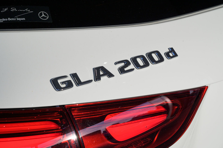 2020年に日本に導入された、2代目「メルセデス・ベンツGLA」。海外ではすでに、新型の試作車がカムフラージュをまとって駆けまわっている。現行型が欲しいという人は、あまりのんびりしていないほうがいいだろう。