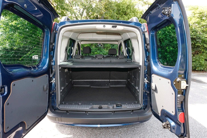 ダブルバックドアは、左右ドアがそれぞれ2段階に開き、狭い場所でも開閉が容易にできる。荷室サイズは、高さ1155mm、幅1121mm、奥行き611mm。後席を倒せば1803mmに拡張できる。