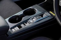 シフトセレクターはプッシュボタン式。手前に引いて操作する「R」ボタンに滑り止めを付けることで使い勝手を高めている。