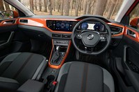 ボディーカラーが「エナジェティックオレンジメタリック」（テスト車）と「リーフブルーメタリック」の場合、インストゥルメントパネルとセンターコンソールがボディーと同色でコーディネートされる。