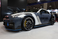 R35型「日産GT-R」に装着されているのは、2024年後半に発売予定の新作「G29」。9交点のメッシュの、きらびやかなデザインが目を引く。
