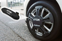 TDKが開発した「ピエゾ環境発電によるホイール完結型センシング」。タイヤの空気圧や摩耗の検知、路面状態の検知を可能とするIoT技術で、ホイールの回転によって自家発電するため、電源が不要な点が特徴だ。