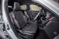 シートは、滑らかなレザーと触感のいいスエード調の素材で仕立てられている。前席左右には、いずれも電動調整機能とヒーターが標準で装備される。