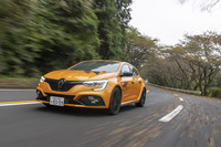 後輪もステアすることで低速域での旋回性と高速域での安定性を高める「4コントロール」を装備する。