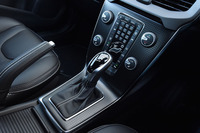 トランスミッションは8段ATのみ。シフトレバー前方のアルミニウム製センターパネルは、「R-DESIGN」専用のもの。