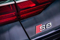 アウディのフラッグシップセダン「A8」をベースに、さらなる高性能バージョンとして開発された「S8」。最新モデルは1997年に登場した初代から数えて4代目にあたる。