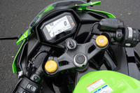 コンパクトなライディングポジションを可能にするハンドルまわりは、パーツの質感も申し分ない。4.3インチのTFTカラー液晶インストゥルメントパネルには「ノーマル」と「サーキット」の2種類の表示モードがあり、またBluetoothにより携帯端末の接続も可能となっている。