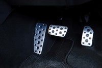 2つのペダルとフットレストにはアルミパッドが装着される。