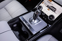 「イヴォークS D200」のトランスミッションは従来と同じ9段AT。ATセレクターは、エンジンが始動すると自動でせり上がるダイヤル式に代わり、2代目モデルから一般的なガングリップ式に変更されている。