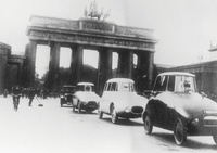 ブランデンブルク門を通るアウディの流線形自動車。シンプルな面構成なのでコンパクトに見えるが、実際には高級車のシャシーに丸いボディーを架装したため、かなり大柄なクルマとなっていた。