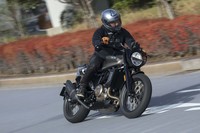 上体は起き気味で足先はリア寄りという、やや独特なライディングポジション。スリッパークラッチやABSが標準で備わっているのはありがたい。