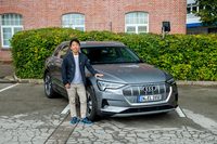 「アウディe-tron」と筆者。