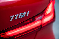 「118iプレイ」のエンブレムはメッキタイプとなる。