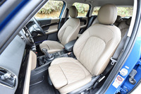 試乗車は、ダイヤモンドステッチが施されたオプション（43万2000円）のレザースポーツシートを装着していた。