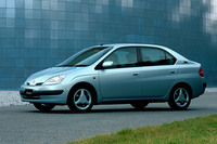 世界初の量産ハイブリッド車として1997年にデビューした初代「トヨタ・プリウス」。