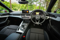 インテリアには水平基調のデザインを採用。ダッシュボード前面やシフトセレクター周辺は「S lineパッケージ」に含まれるブラッシュトアルミニウムのパネルで飾られる。