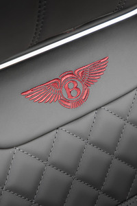 シートの上部にはベントレーの“ウイングエンブレム”の刺しゅうが入る（オプション）。