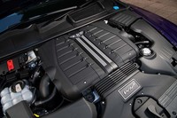 シリンダーを4列に配列した6リッターW12エンジンは最高出力635PSを発生。最大トルク900N・mは、1500-5000rpmという広い回転域で生み出される。