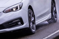 アウト側のブロックに配された、トレッドのゆがみを減らす「チャムファード・エッジ」の数を増やすことで、滑りやすい路面でのグリップ性能を強化している。