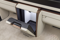 パーティション下部の冷蔵庫は500mlのペットボトルを6本、または750mlのシャンパン3本を収納可能。2人で3本は少し飲みすぎだ。