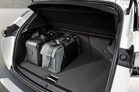 ボディーサイズの拡大と新プラットフォームの採用により、荷室は大幅に容量が拡大された。