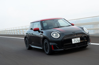 外装は「MINI」らしいスタイリングに加え、高い空力性能も追求。開口部をなくしたアンダーボディーとグリル、専用カラーのリアディフューザーによって空気抵抗を低減するとともに、独自形状のフロントバンパーとリアスポイラーによってダウンフォースを増強。走行安定性を高めている。