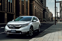 フロントまわりは、「SUVらしい精悍（せいかん）さ」が表現されている。