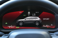 「カローラ クロスGRスポーツ」では、「NORMAL」「SPORT」「ECO」「SNOW EXTRA」の4つから走行モードが選択できる。写真はエンジンの回転数を高く維持し、モーターのパワーとレスポンスを最大限に向上させるSPORTモード選択時のメーター表示。