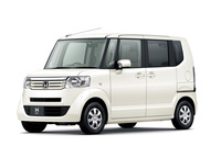 2011年11月に発表された初代「N BOX」。車名の「N」は、新しい（New）、これからの（Next）、日本の（Nippon）、乗り物（Norimono）からとられたキーワードと説明された。ちなみに登場時は「N」と「BOX」の間にハイフンのつかないN BOXと表記されていた。