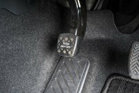 パーキングブレーキは足踏み式。センターコンソールを広々と使うための措置だという。