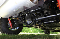 「アンリミテッド ルビコン」にはダナ製のフルフローティングアクスルを採用。従来のセミフローティングアクスルではアクスルシャフトとホイールハブが一体となっていたため、アクスルシャフトにも車重の負荷がかかっていた。いっぽうフルフローティングアクスルでは、アクスルシャフトとホイールハブアッセンブリーを分離。車重の負荷はアクスルチューブが支え、アクスルシャフトは駆動トルクのみを負担することとなることから、最大けん引能力の向上を実現した。