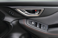 シート表皮と同じはっ水性のファブリック素材は、ドアの内張りにも用いられている。