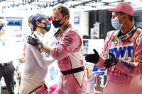 前戦サキールGPで劇的初優勝を遂げたセルジオ・ペレス（写真左）は、アブダビGPがレーシングポイントでの最後のレース。パワーユニット交換で19番グリッドに降格とハンディを負ってスタートするも、不運にもメカニカルトラブルで10周目にリタイアとなり有終の美を飾れず。残ったランス・ストロールは10位入賞で1点しかポイントを追加できず、チームはコンストラクターズランキング3位をマクラーレンに奪われてしまった。来季はアストンマーティンの名を背負っての再出発。チームを追い出されるかっこうのペレスは、まだ2021年のシートを見つけられていない。（Photo=Racing Point）