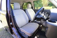 最上級グレード「G“SA III”」のフロントシートには、パイピング加飾を施したコンビネーションカラーフルファブリックシートが備わる。